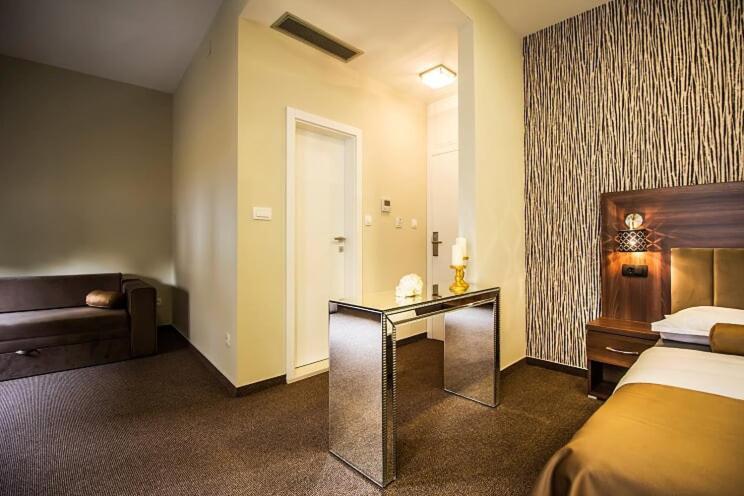 Central Luxury Rooms Omis Bagian luar foto