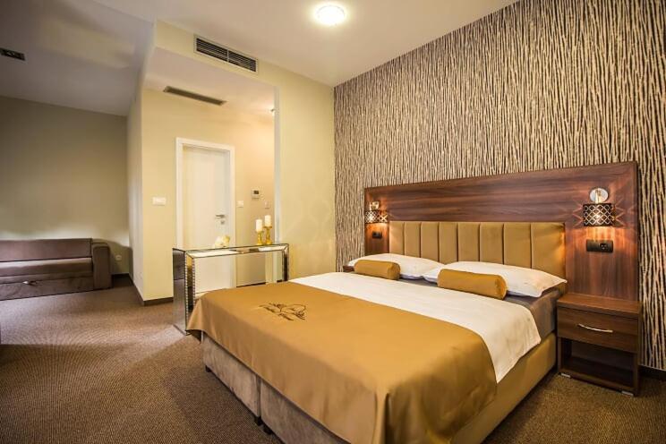 Central Luxury Rooms Omis Bagian luar foto