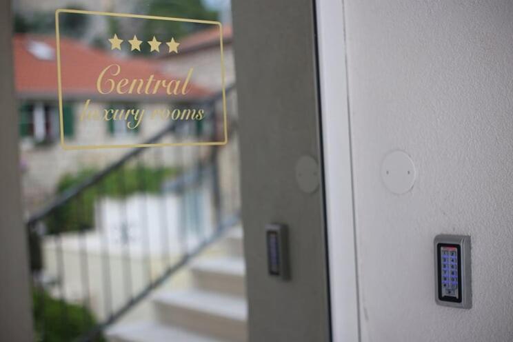 Central Luxury Rooms Omis Bagian luar foto