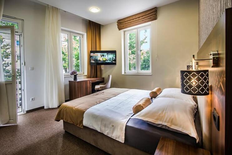Central Luxury Rooms Omis Bagian luar foto