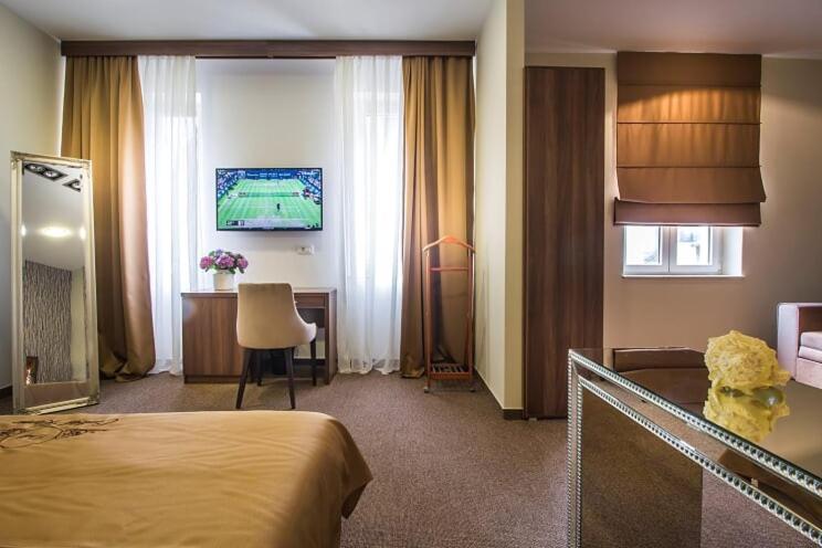 Central Luxury Rooms Omis Bagian luar foto