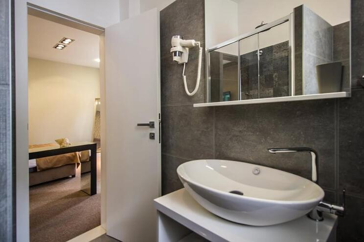 Central Luxury Rooms Omis Bagian luar foto